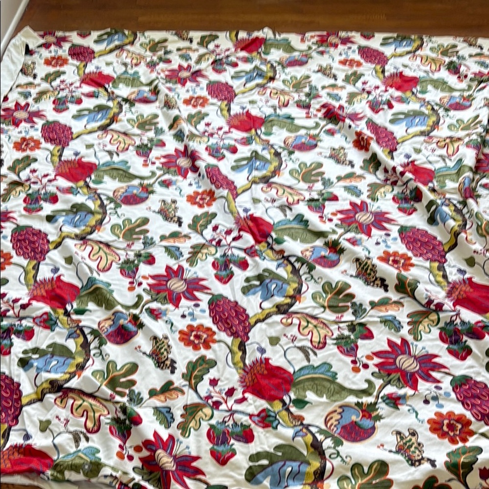 Red and Green Quilted Bedding with Vibrant Floral Design